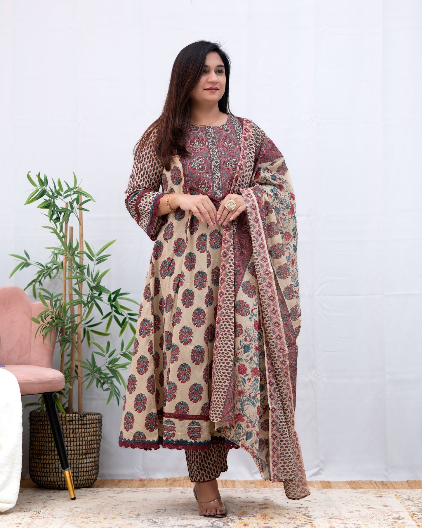 Look straight out of a dreamy movie set as you turn around and walk in this elegant flaired suit ! The perfect of traditional wear(SWRED07)