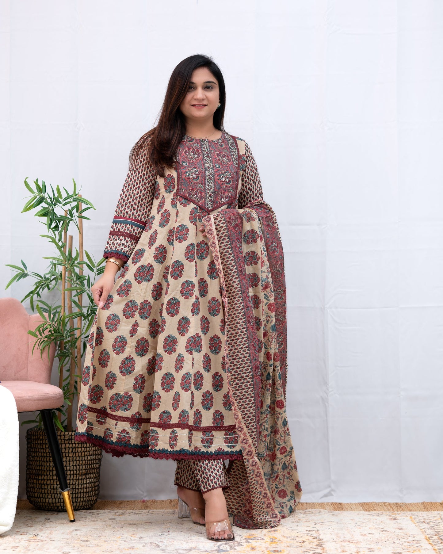 Look straight out of a dreamy movie set as you turn around and walk in this elegant flaired suit ! The perfect of traditional wear(SWRED07)