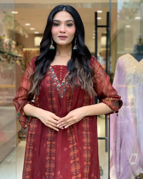 Beautiful pure premium chiffon digital printed Anarkali set with handwork on neck it has attached lining paired up with santoon slik pant and Organza digital printed dupatta sets(SWRED04)