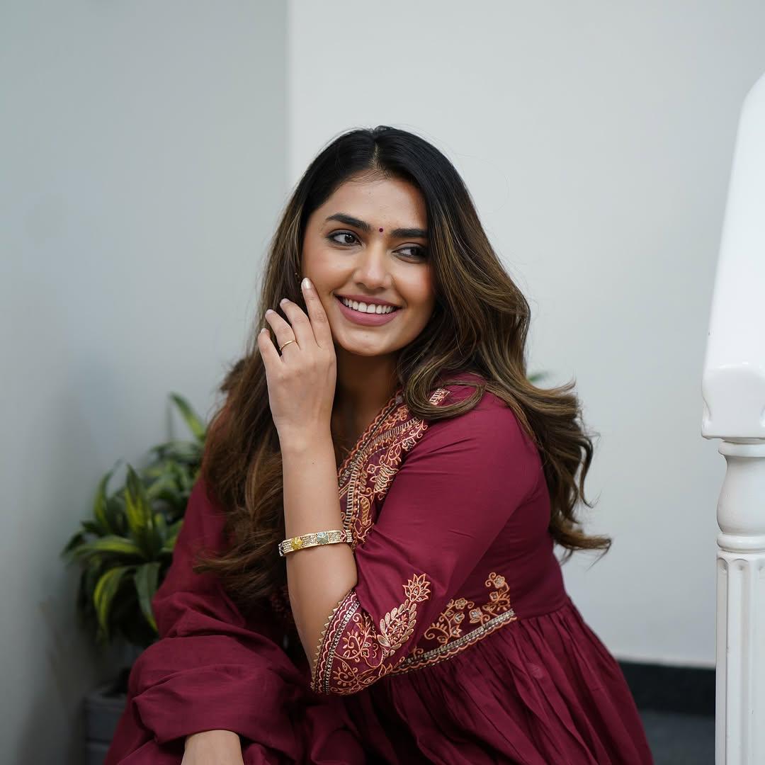 Look out of a dreamy movie set as you turn around and walk in this elegant flaired suit ! The perfect of traditional wear style...