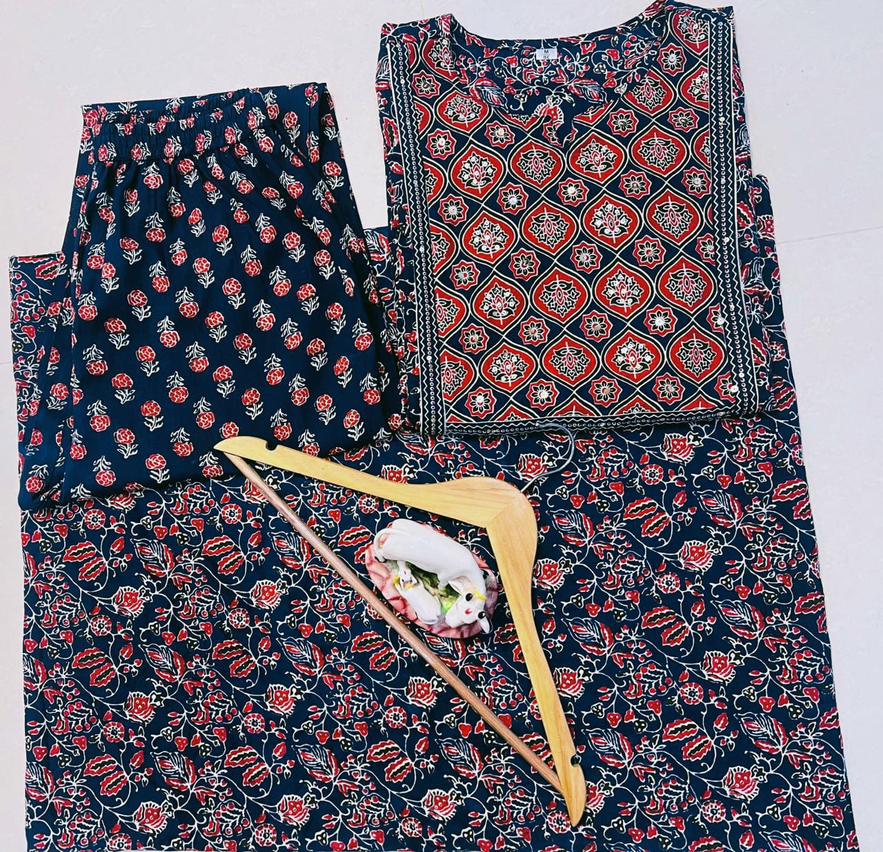 superhit design for festivalseason*  Beautiful Jaipuri Printed Cotton Suit Set Cotton Kurta With Floral Print And Handwork detailing With Panel Work Paired Up With Cotton Pant and Duppatta🥰💫)