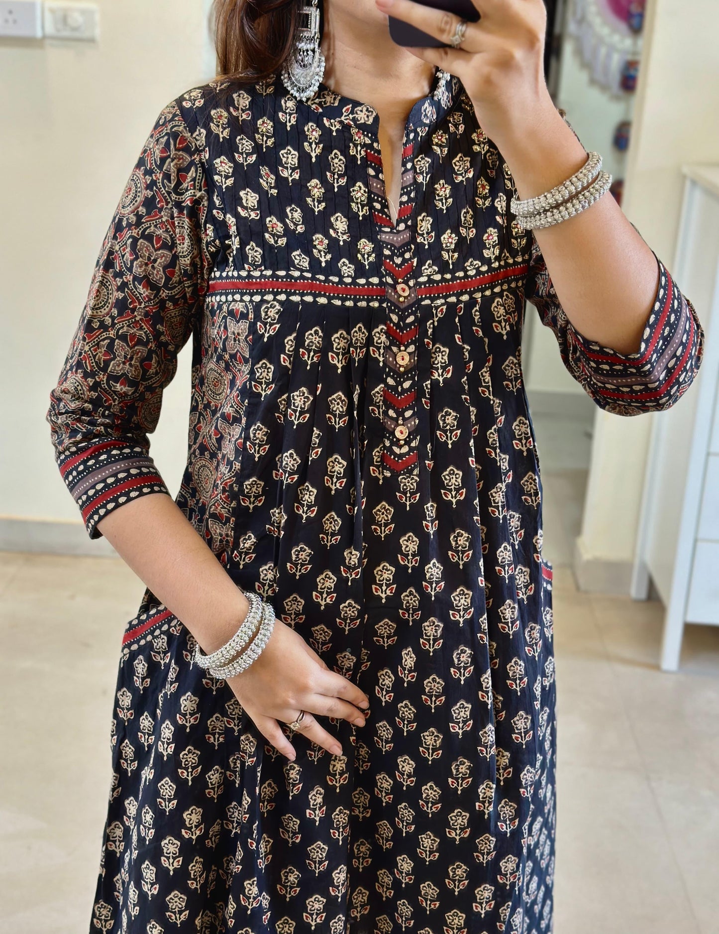 Look straight out of a dreMakes an enticing appearance at traditional events by wearing this handloom cotton kurta pant and Dupatta set(SWRED05)