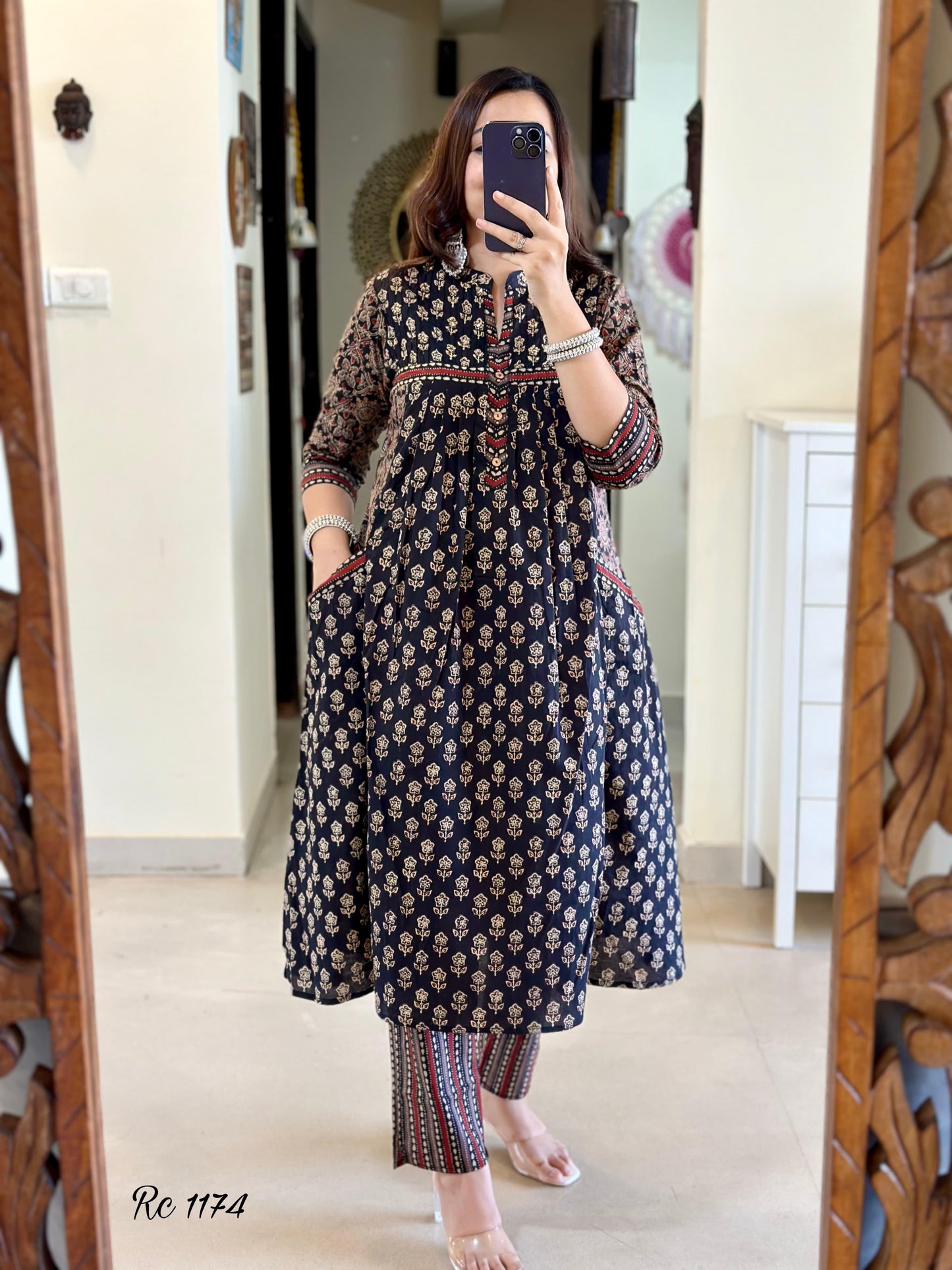 Look straight out of a dreMakes an enticing appearance at traditional events by wearing this handloom cotton kurta pant and Dupatta set(SWRED05)