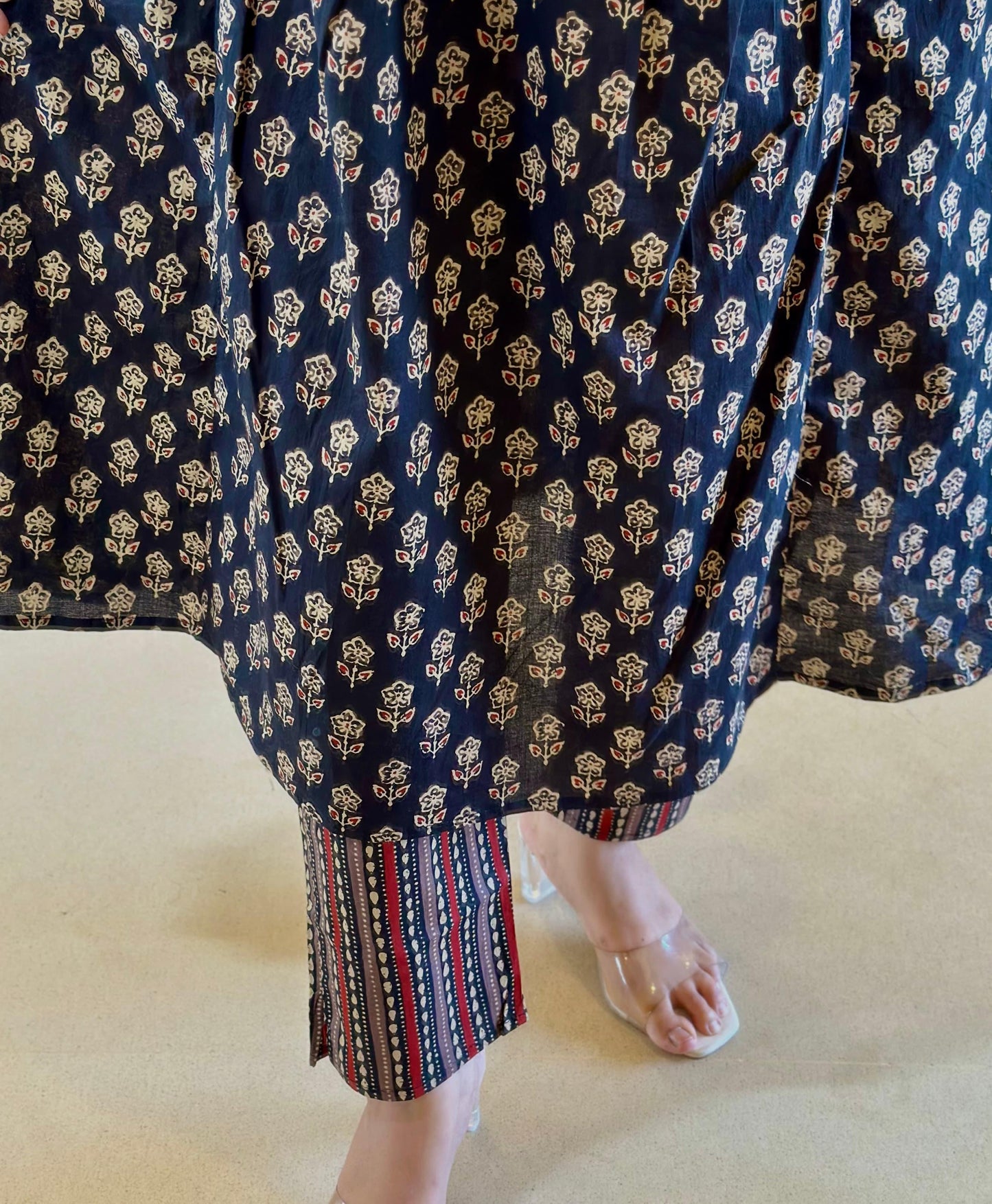 Look straight out of a dreMakes an enticing appearance at traditional events by wearing this handloom cotton kurta pant and Dupatta set(SWRED05)