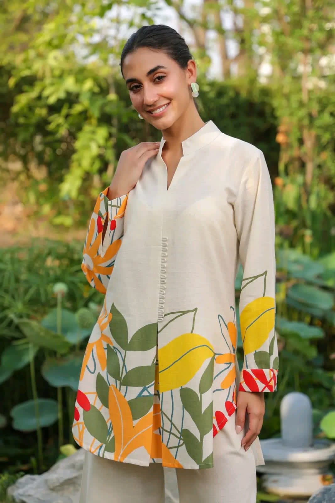 Look straight out of a dreMakes an enticing appearance at traditional events by wearing this handloom cotton kurta pant and Dupatta set(SWCD62)