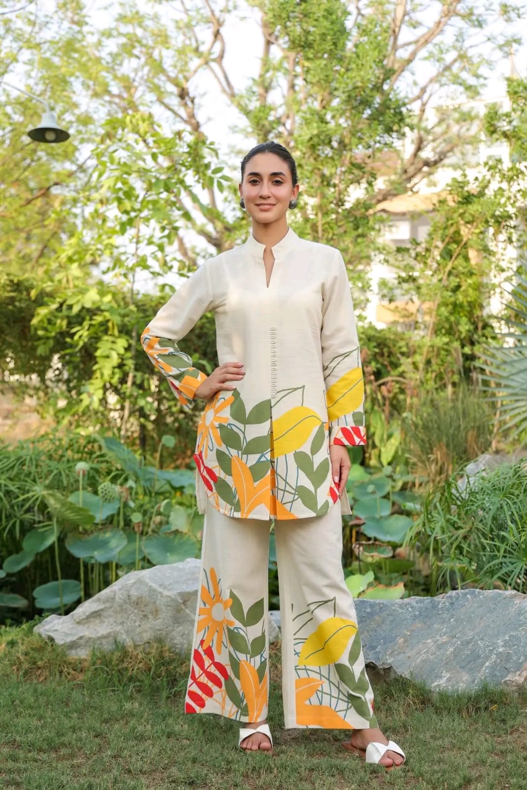 Look straight out of a dreMakes an enticing appearance at traditional events by wearing this handloom cotton kurta pant and Dupatta set(SWCD62)