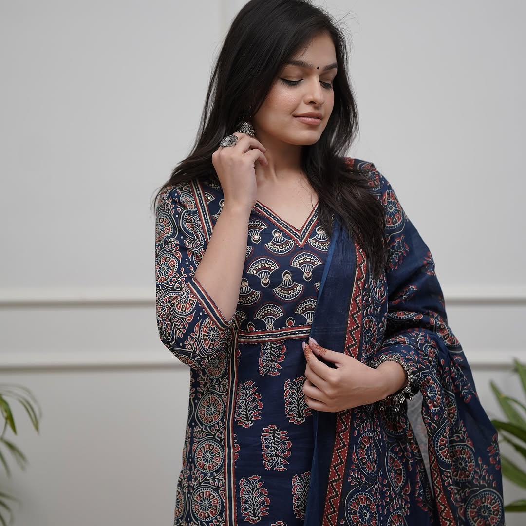 Presenting Beautiful Heavy quality cotton Fabric designer festive wear frock style kurti with pattern pant (SW0002)