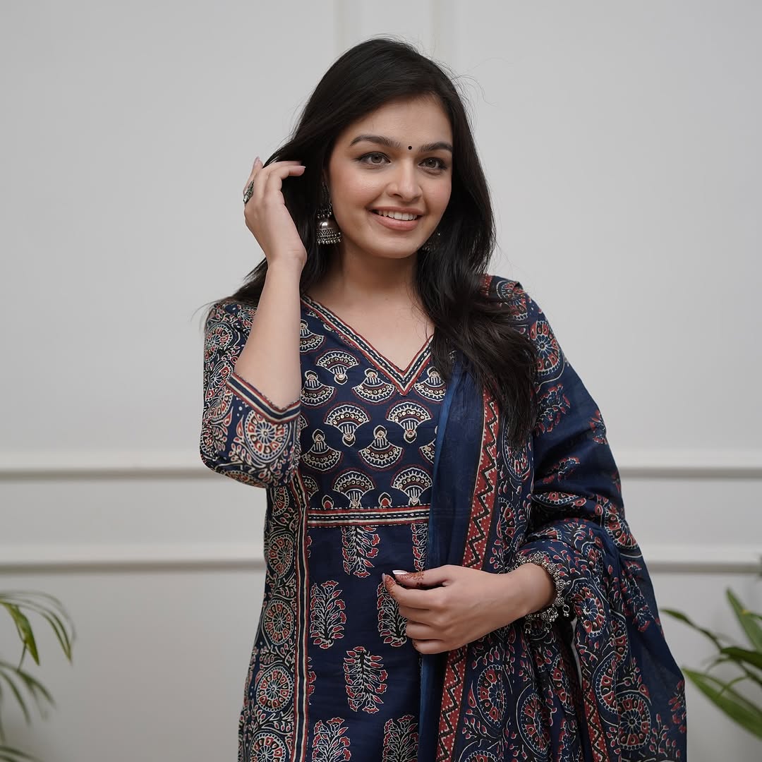 Presenting Beautiful Heavy quality cotton Fabric designer festive wear frock style kurti with pattern pant (SW0002)