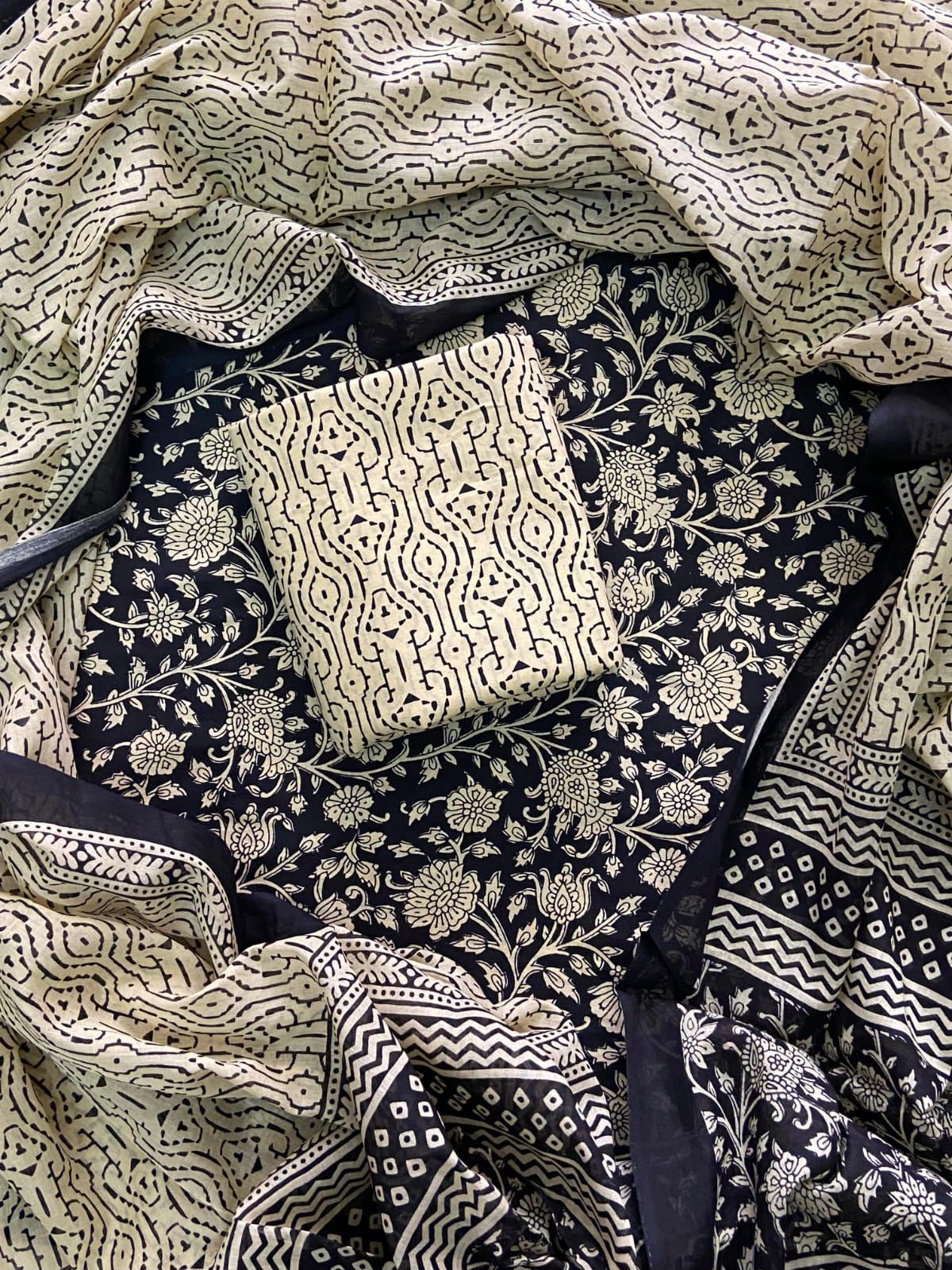 ELEGANT HAND BLOCK PRINT COTTON SUIT SET WITH MULMUL DUPATTA(WACOTMU04)