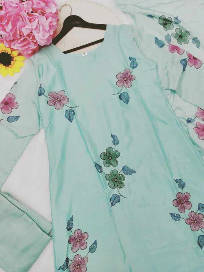 Featuring beautiful Heavy Set which is beautifully decorated All over HandworkšŖ”on suit and digital print. (RRRD04) 01