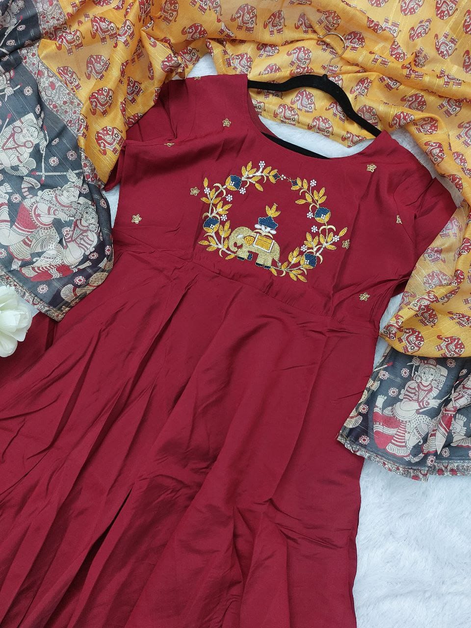 Featuring beautiful Heavy Suit Set which is beautifully decorated with intricate hand elephant π embroidery work, Zari weaving . (RRRD14)