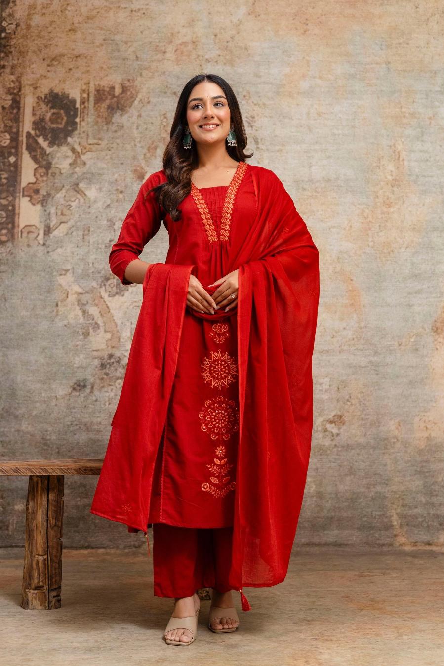 Featuring beautiful Heavy Set which is beautifully decorated All over HandworkšŖ”on suit and digital print. (SWDH03)