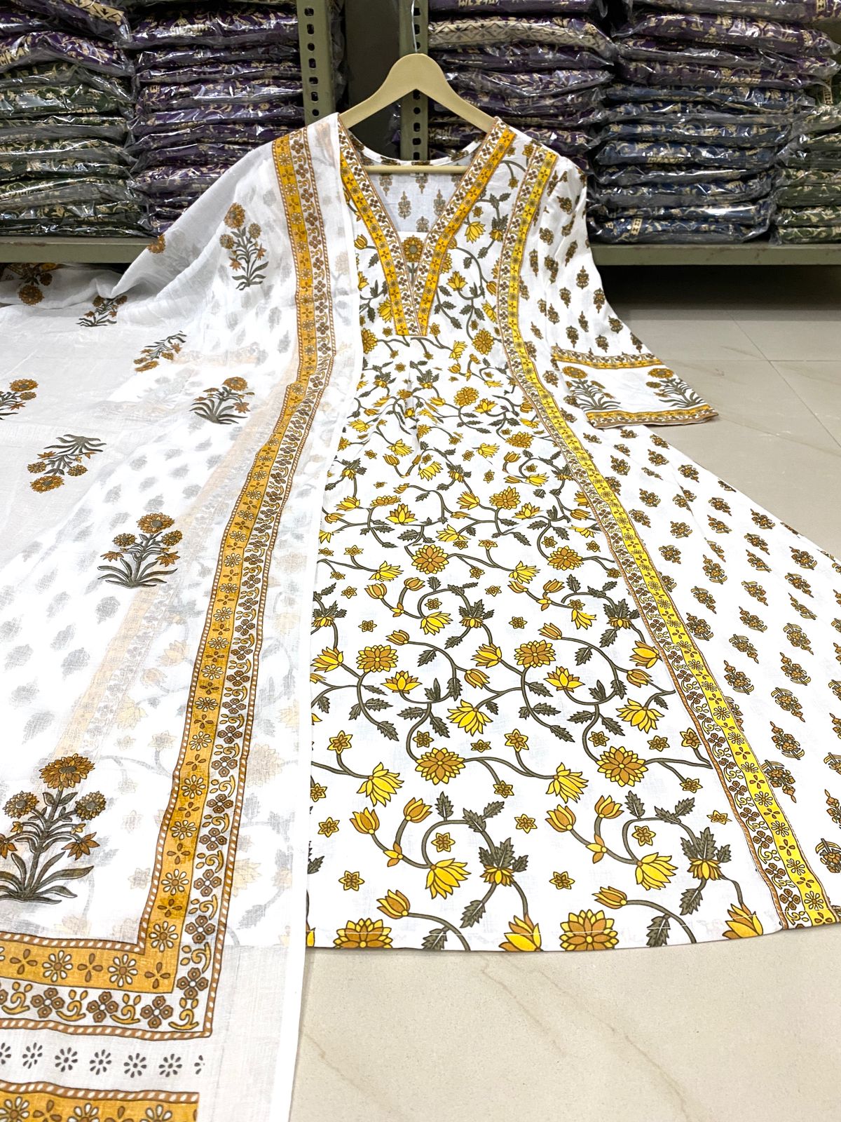 New stylish and affordable beautiful look straight set with beautiful print and fabric pure Cotton💃💃 (SWSK07)