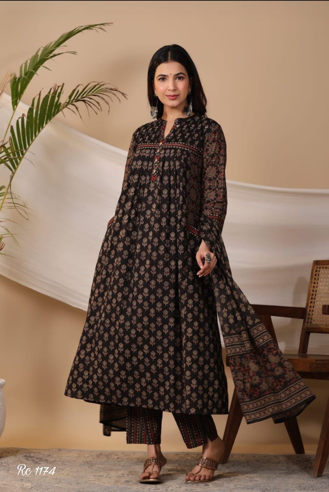 Look straight out of a dreMakes an enticing appearance at traditional events by wearing this handloom cotton kurta pant and Dupatta set(SWRED05)