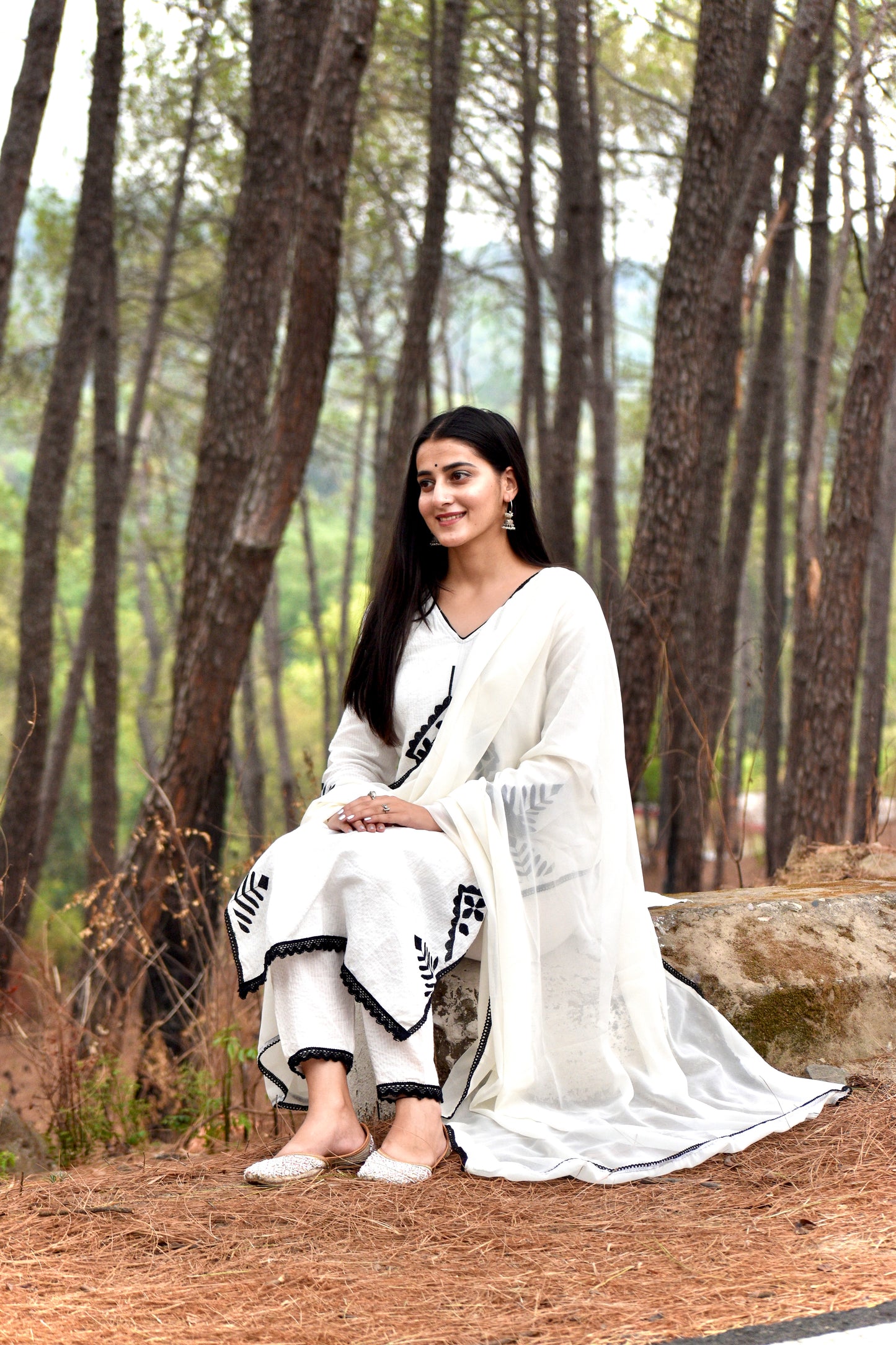 *We are here to spread some magic to your ethnic Heavy cotton katha work and embroidery 🪡 work and beautiful lace work .(SWRED06)