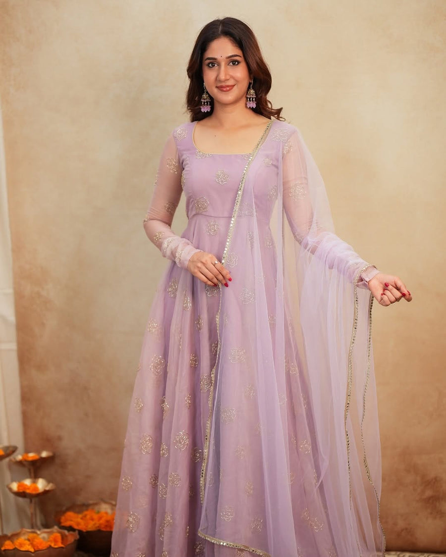 Featuring beautiful Heavy Suit Set which is beautifully decorated Semi Beats 🌼 Work. (RRD02)