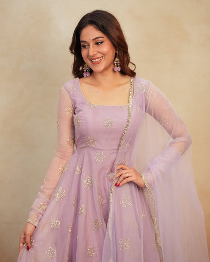 Featuring beautiful Heavy Suit Set which is beautifully decorated Semi Beats 🌼 Work. (RRD02)