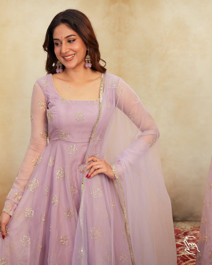 Featuring beautiful Heavy Suit Set which is beautifully decorated Semi Beats 🌼 Work. (RRD02)