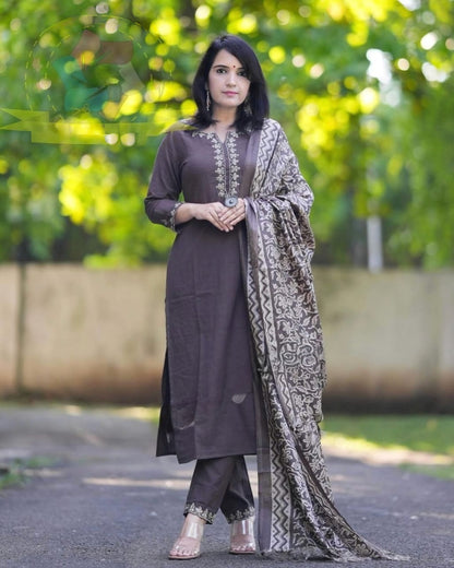 LOOK UR BEST THIS FESTIVE SEASON IN OUR CLASSY AARI EMBROIDERY HANDLOOM SET WITH KHADI SILK KANTHA PRINT DUPATTA