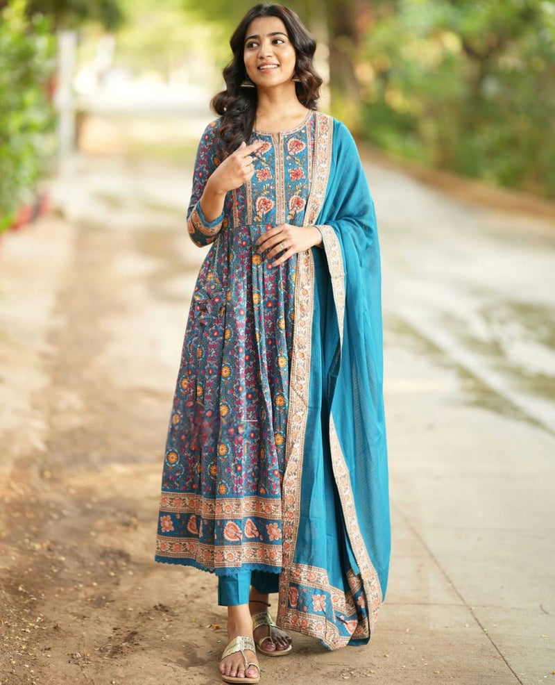 Look straight out of a dreamy movie set as you turn around and walk in this elegant flaired suit ! The perfect of traditional wear