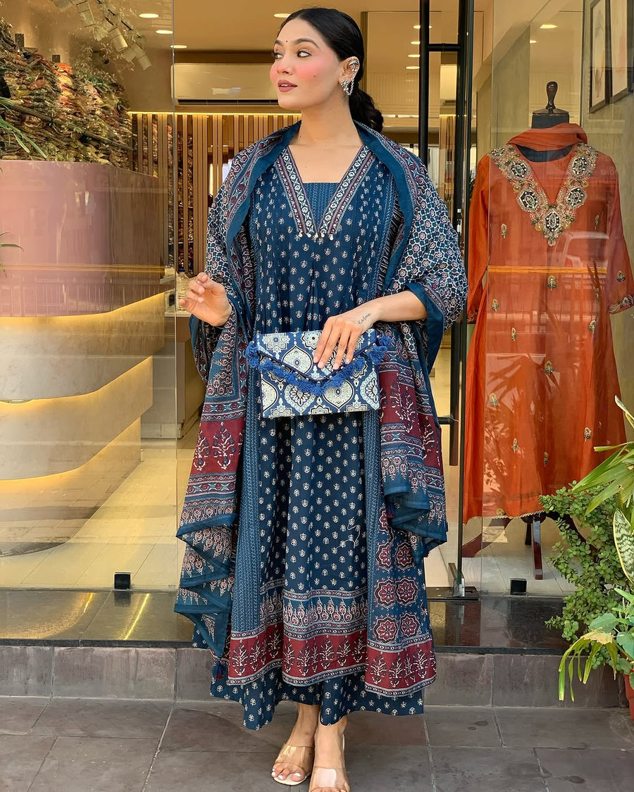 Featuring beautiful Heavy Suit Set which is beautifully decorated with handwork weaving and prints. It i paired with matching pants and dupatta. ((SWSK06))