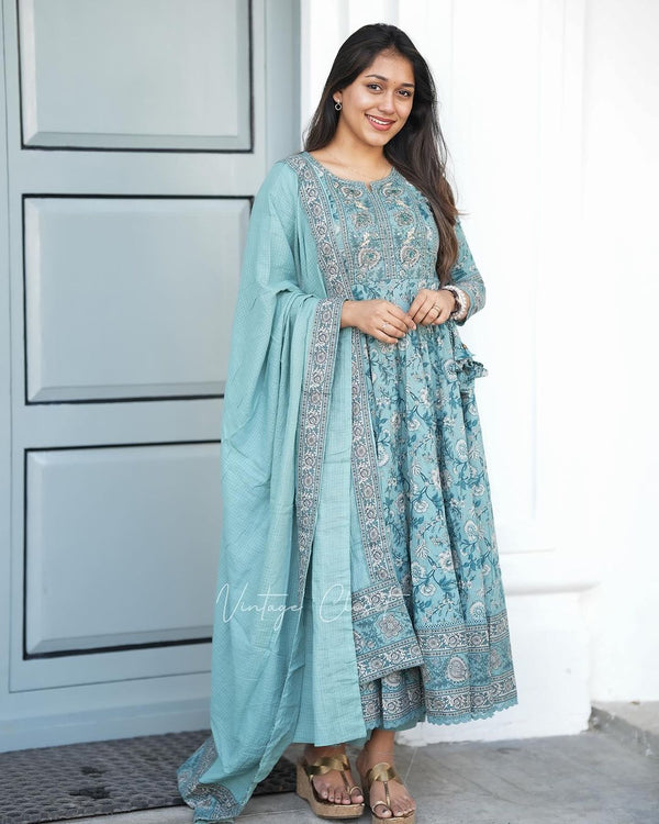 Look straight out of a dreamy movie set as &nbsp;you turn around and walk in this elegant flaired suit ! The perfect of traditional wear&nbsp;
