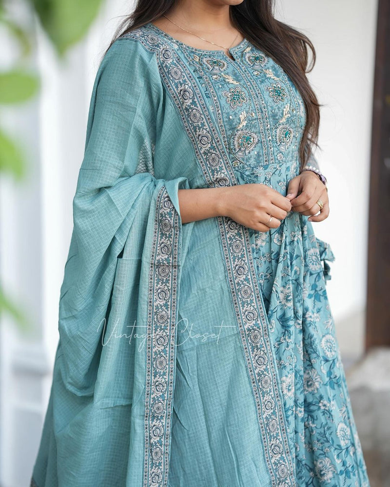 Look straight out of a dreamy movie set as &nbsp;you turn around and walk in this elegant flaired suit ! The perfect of traditional wear&nbsp;