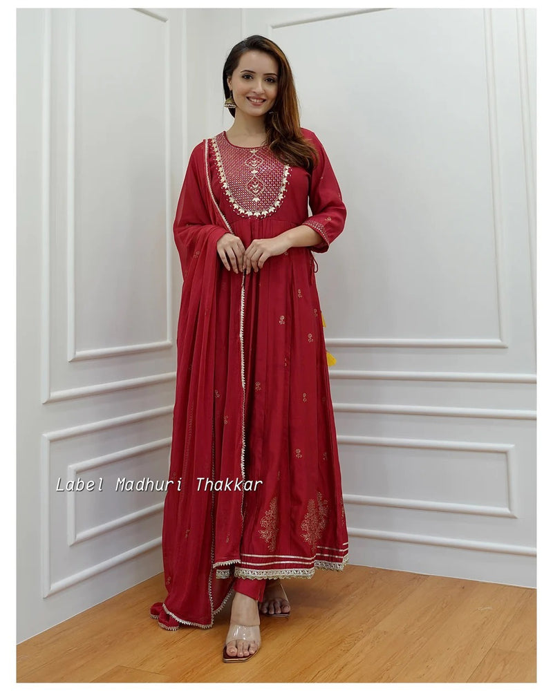 EMBROIDERY ON YOUK AND LESS WORK ON KURTI WITH BEAUTIFUL TASAL & PANT WITH BEAUTIFUL EMBROIDERY &MULMUL DUPPTA