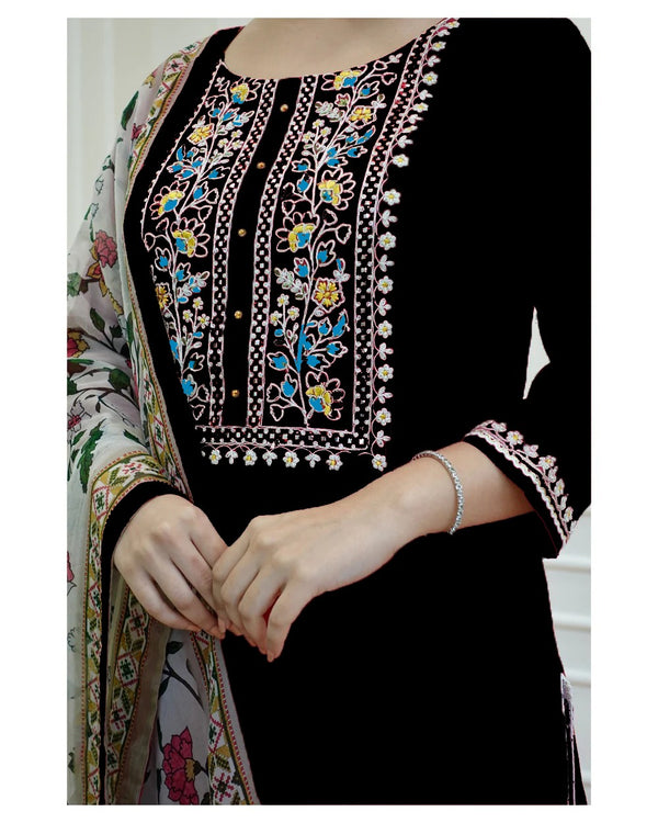 EMBROIDERY AND ADDHA WORK ON YOUK AND LESS WORK ON KURTI & PANT PRINTED MULMUL DUPPTA