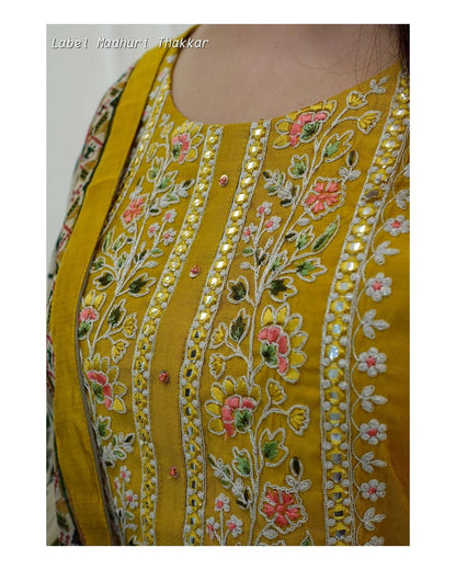 EMBROIDERY AND ADDHA WORK ON YOUK AND LESS WORK ON KURTI & PANT PRINTED MULMUL DUPPTA