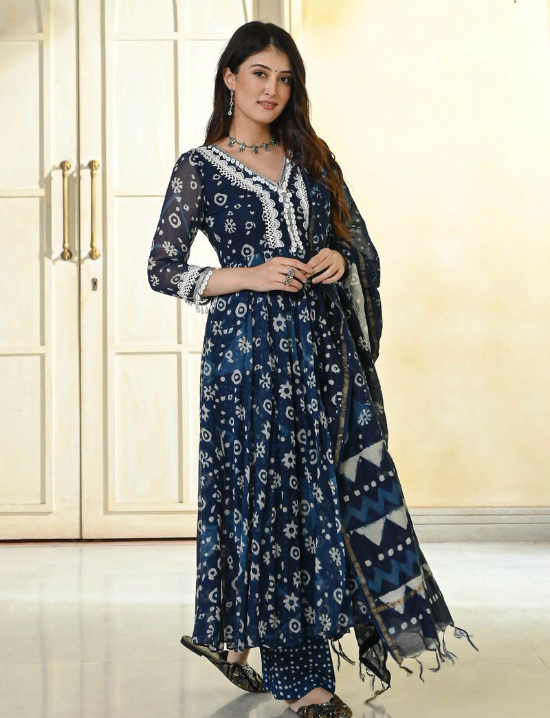 Look straight out of a dreamy movie set as you turn around and walk in this elegant flaired suit ! The perfect of traditional wear