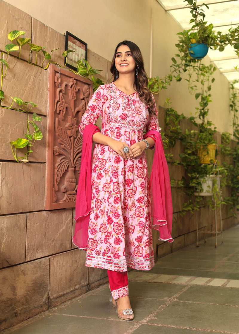 Look straight out of a dreamy movie set as you turn around and walk in this elegant anarkali !