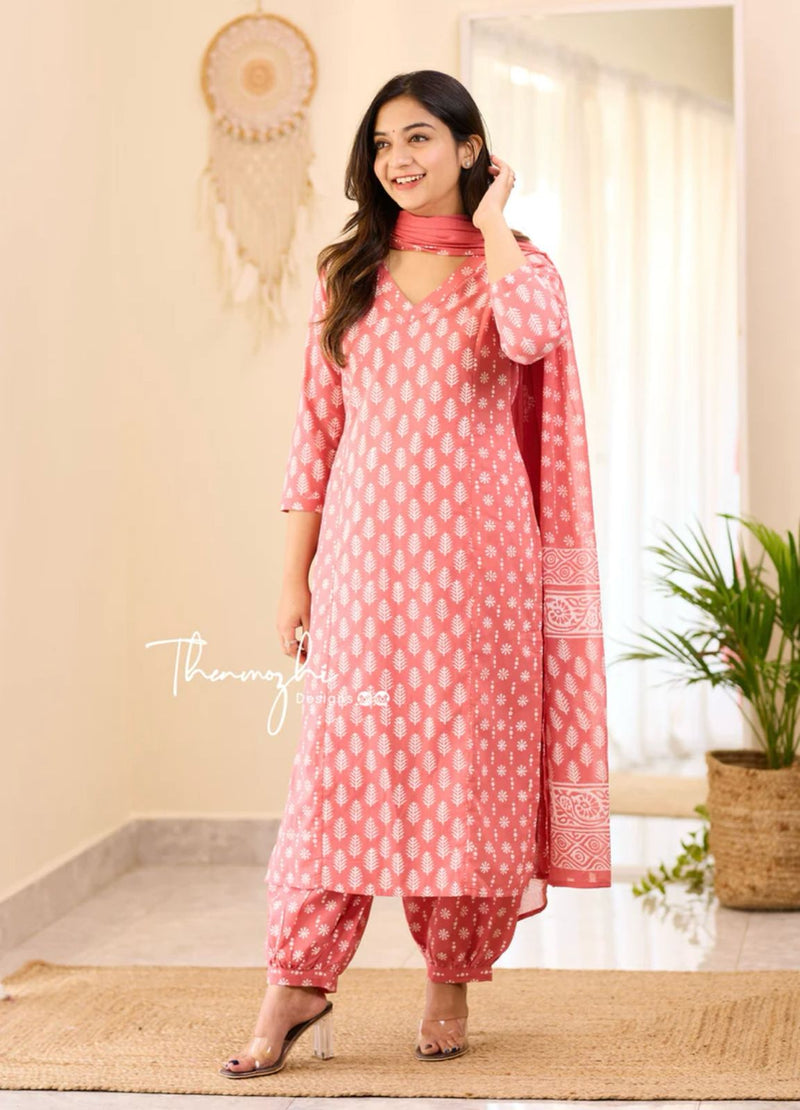 Look straight out of a dreamy movie set as you turn around and walk in this elegant flaired suit ! The perfect of traditional wear