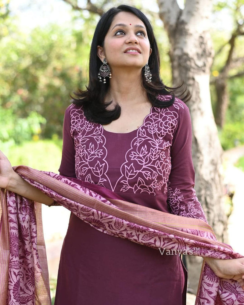 Makes an enticing appearance at traditional events by wearing this handloom cotton &nbsp;kurta pant and khadi silk Dupatta set.