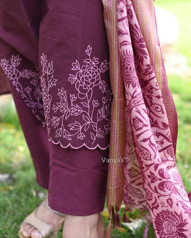 Makes an enticing appearance at traditional events by wearing this handloom cotton &nbsp;kurta pant and khadi silk Dupatta set.