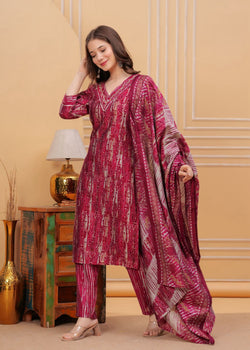 We are here to spread some magic to your ethnic heavy Muslin Kurti with pant and floral print dupatta set