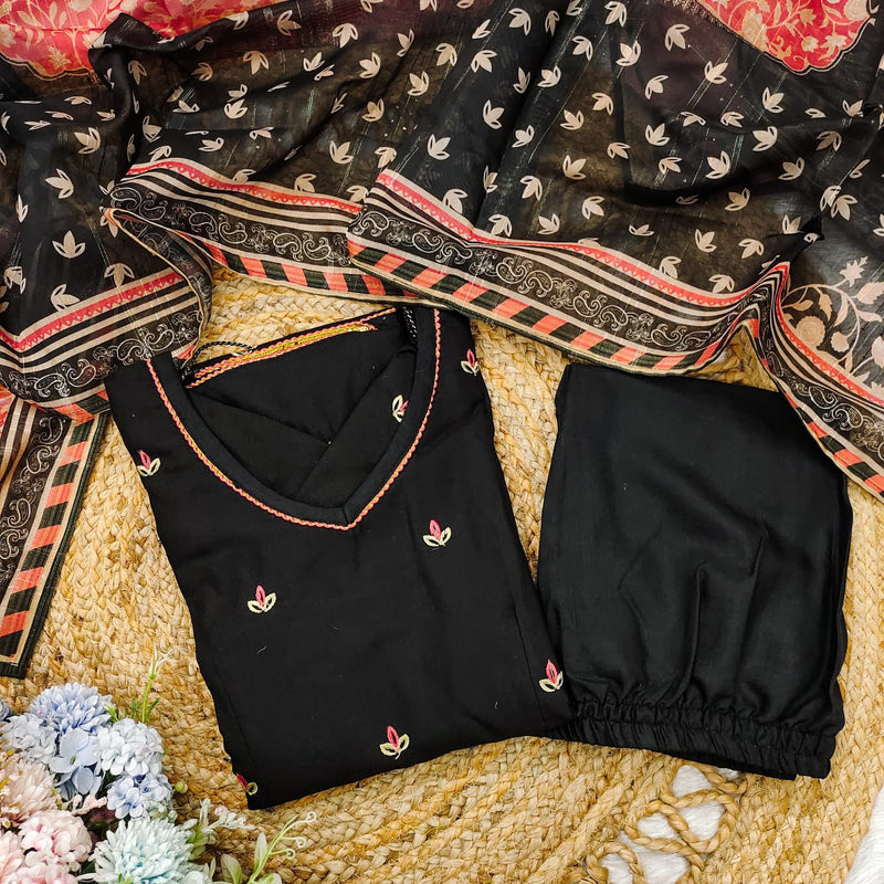 Featuring soothing yet😍 Slub cotton Febric with sequence embroidery work front and backside, &nbsp;and lining with Chanderi sequence dupatta embroidery work with lace 😘 with slub cotton pent.