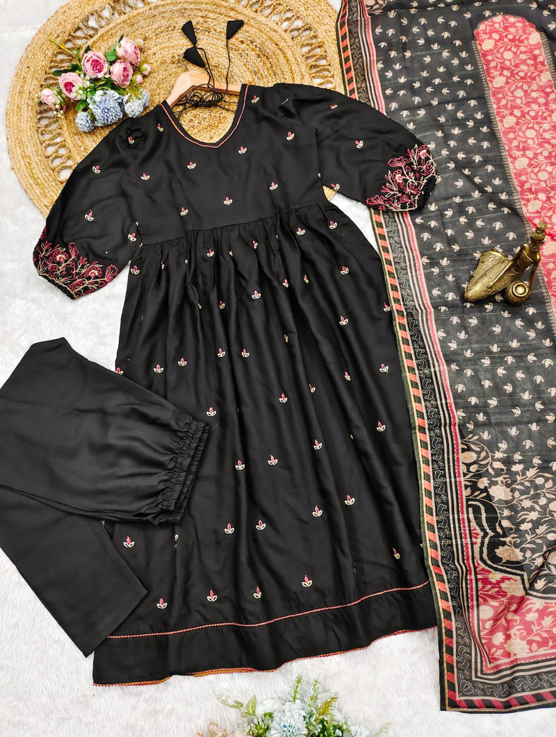 Featuring soothing yet😍 Slub cotton Febric with sequence embroidery work front and backside, &nbsp;and lining with Chanderi sequence dupatta embroidery work with lace 😘 with slub cotton pent.