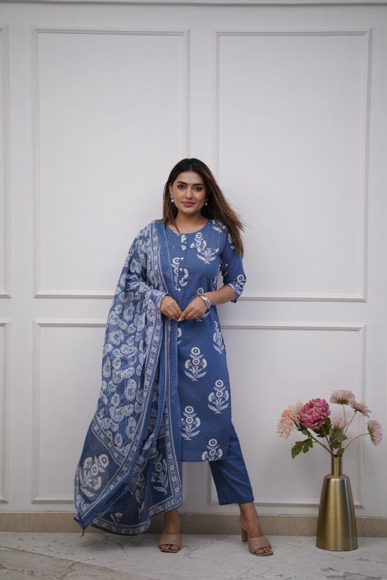 Dress like a ‘day-dream’ in this pretty Rust straight suit set. Featuring flowy pattern kurta with straight pants and matching dupatta, this set is exclusively made with Cotton 60×60 fabric.