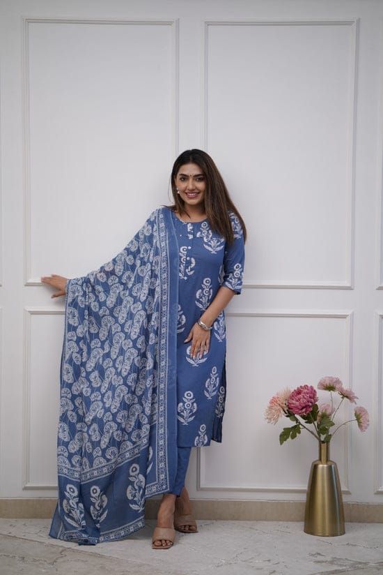 Dress like a ‘day-dream’ in this pretty Rust straight suit set. Featuring flowy pattern kurta with straight pants and matching dupatta, this set is exclusively made with Cotton 60×60 fabric.