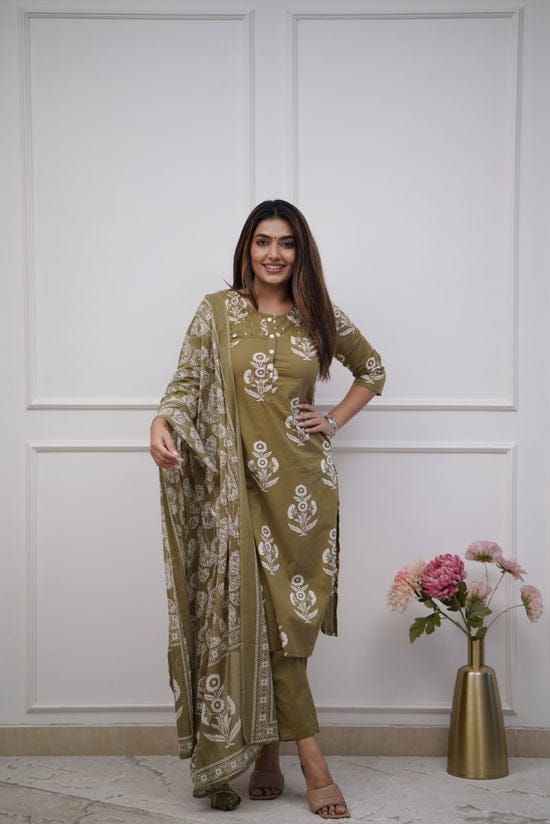 Dress like a ‘day-dream’ in this pretty Rust straight suit set. Featuring flowy pattern kurta with straight pants and matching dupatta, this set is exclusively made with Cotton 60×60 fabric.