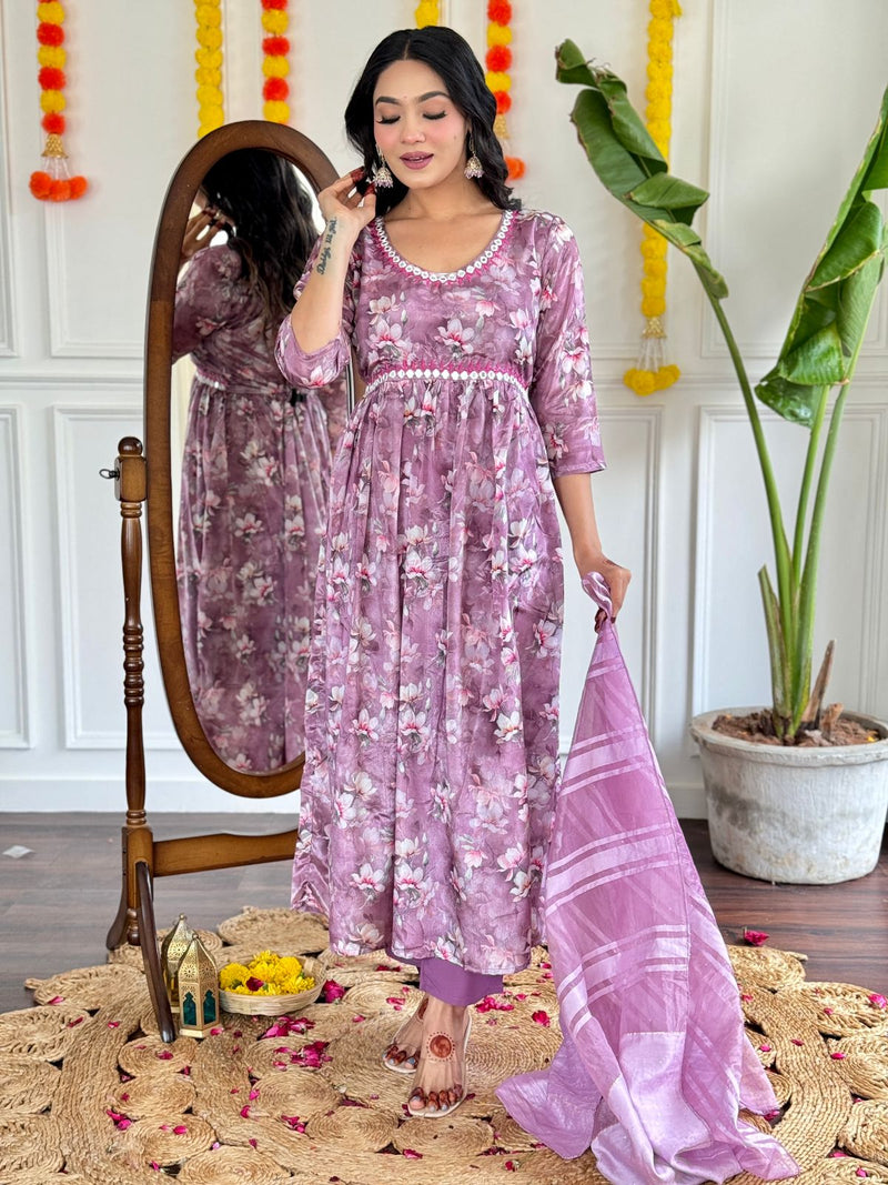 Beautiful Designer pattern Floral print kurti pant dupatta set in Premium digital chinnon fabric pure with fine mirror embroidery adda on yoke... 💃🏻💃🏻 Pure crepe inner attache in kurti