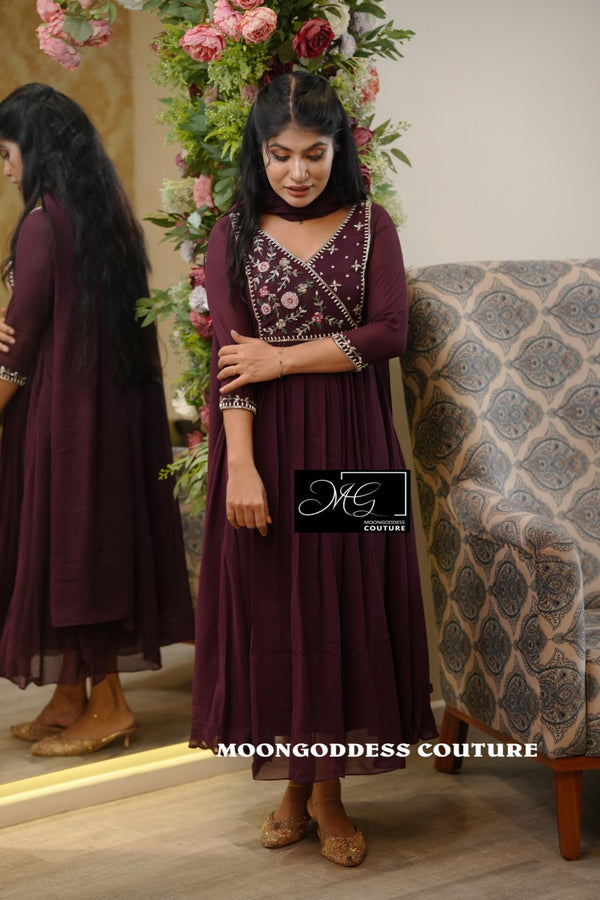 Featuring Beautiful Suit Sets in Soft Georgette Top pent with duppta with Embroidery wiving, it is beautifully decorated with south cutural desgins