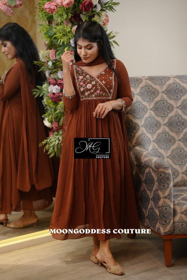 Featuring Beautiful Suit Sets in Soft Georgette Top pent with duppta with Embroidery wiving, it is beautifully decorated with south cutural desgins