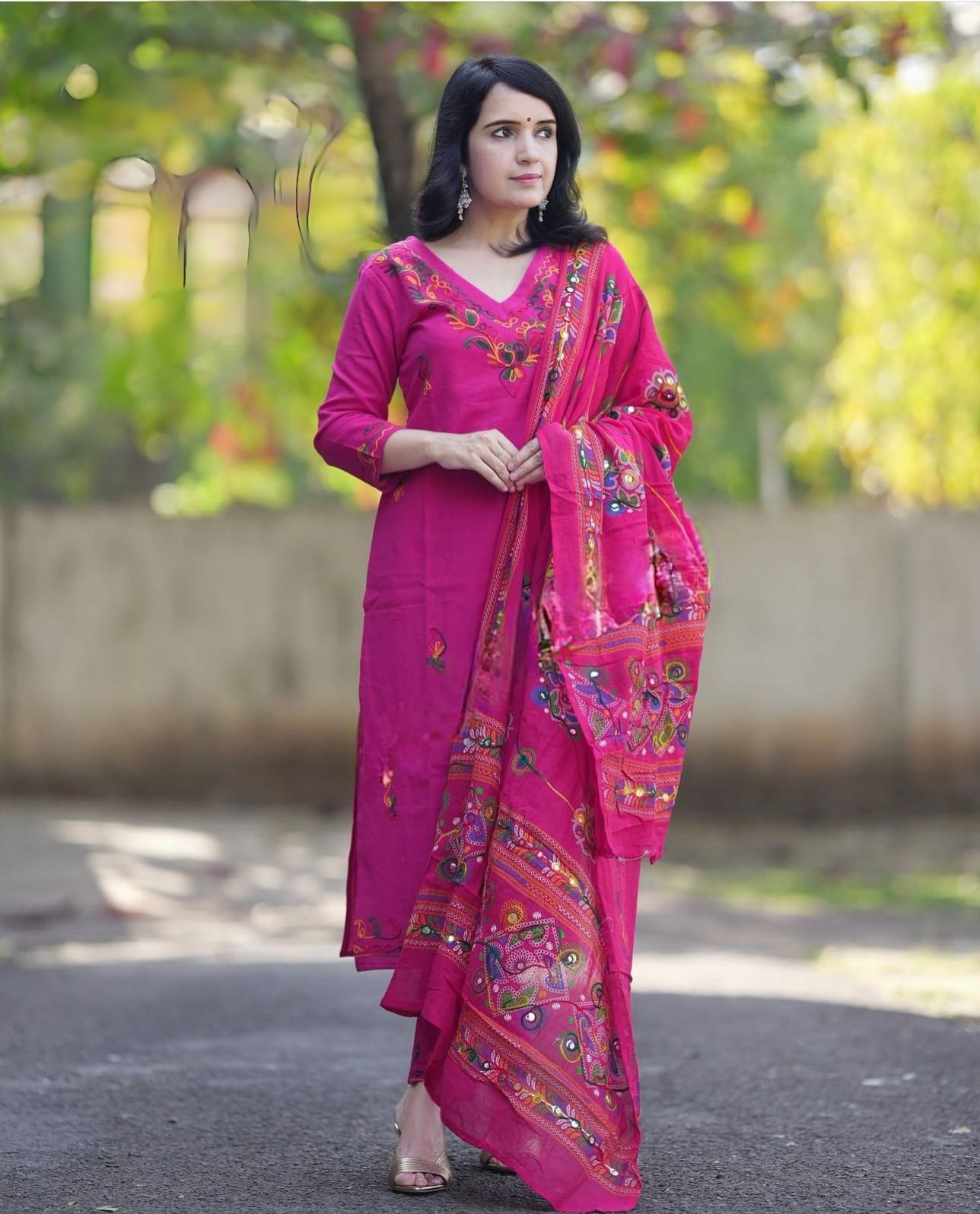 Look straight out of a dreamy movie set as &nbsp;you turn around and walk in this elegant flaired suit ! The perfect of traditional wear(NFRD51)