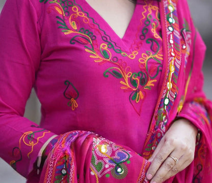 Look straight out of a dreamy movie set as &nbsp;you turn around and walk in this elegant flaired suit ! The perfect of traditional wear(NFRD51)
