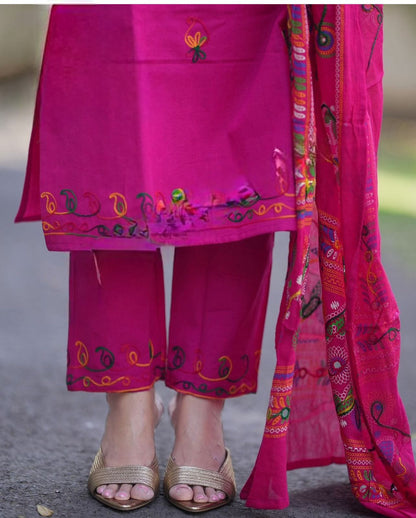 Look straight out of a dreamy movie set as &nbsp;you turn around and walk in this elegant flaired suit ! The perfect of traditional wear(NFRD51)