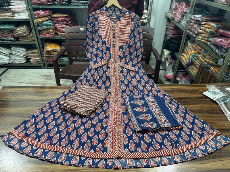 Look straight out of a dreamy movie set as you turn around and walk in this elegant flaired suit ! The perfect of traditional wear