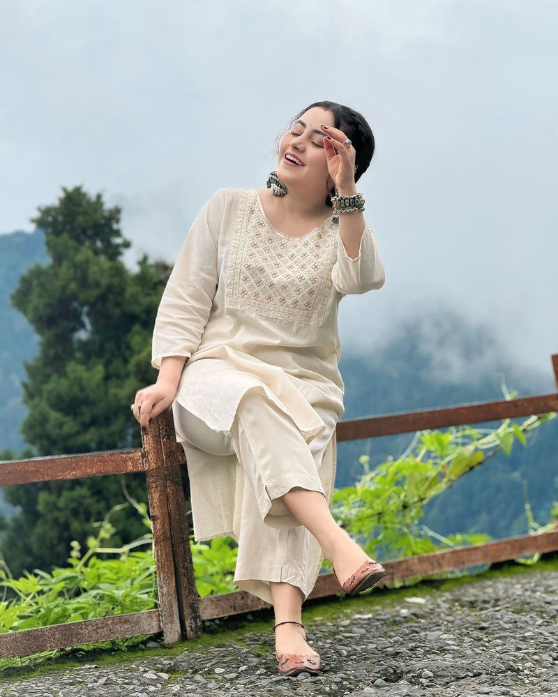 💃 Classy Cotton Flex Off-White Kurta With Embroidered Yoke 💃💃💃