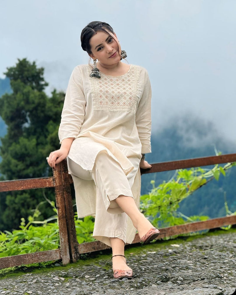 💃 Classy Cotton Flex Off-White Kurta With Embroidered Yoke 💃💃💃